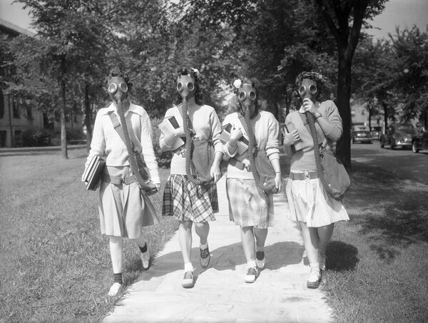Looking ahead to the possibility that gas masks may some day be a necessary part of their ensemble, these University of Detroit students are trying out masks in a practice drill on the campus June 23, 1942. - Sputnik International