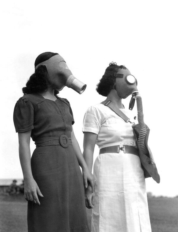 War jitters has Manila trying on gas masks. Most of the masks are imported from the U.S. some of them are manufactured locally. Shown, what the well dressed Filipina will wear en route to the air raid shelter in Manila, Philippines on August 5, 1941.  - Sputnik International