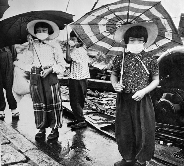 Picture dated 1948 showing children wearing masks to protect themselves from irradiation in the devastated city of Hiroshima after the US nuclear bombing on the city 06 August 1945 during World War II. - Sputnik International