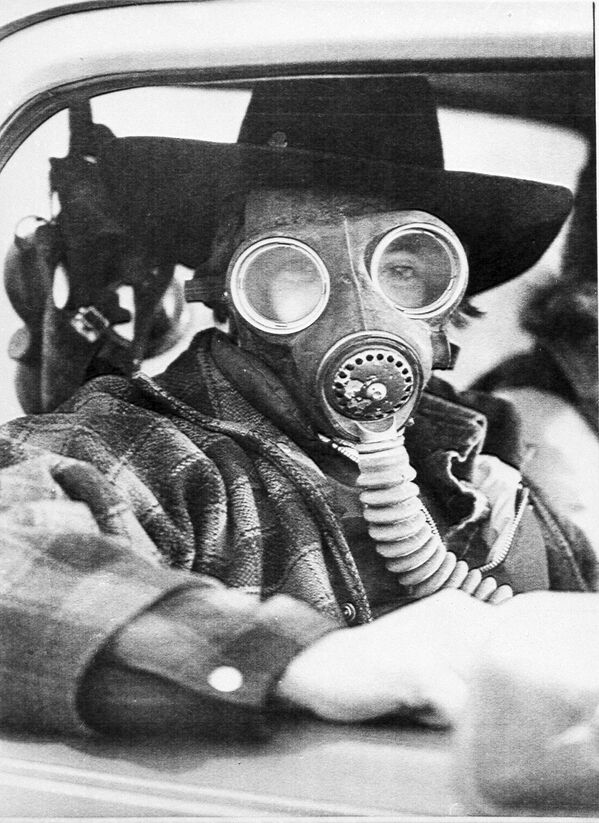 Eric Waltham wears a gas mask while trying to find his way past a roadblock leading into the evacuated city of Mississauga, Ont., Canada, Nov. 12, 1979. The mask was to protect him from any possible eye and breathing problems that were reported in the area. A chemical train derailment caused the evacuation of 220,000 residents. - Sputnik International