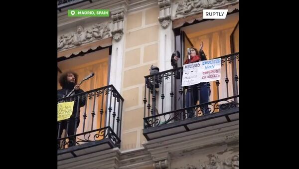 Soul singer gives concert from Madrid balcony during coronavirus lockdown - Sputnik International