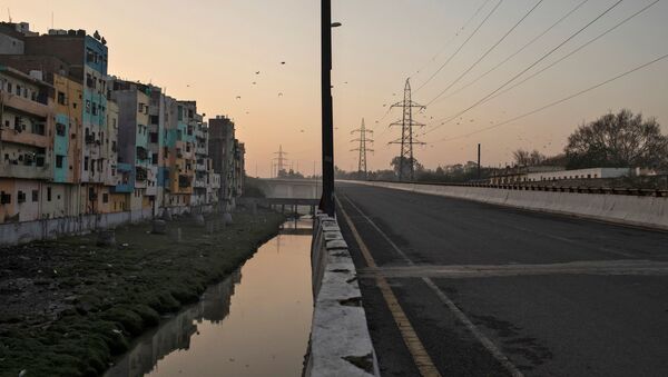 An empty flyover is seen next to residential buildings during 21-day nationwide lockdown to limit the spreading of coronavirus disease (COVID-19), in New Delhi, India, March 25, 2020 - Sputnik International