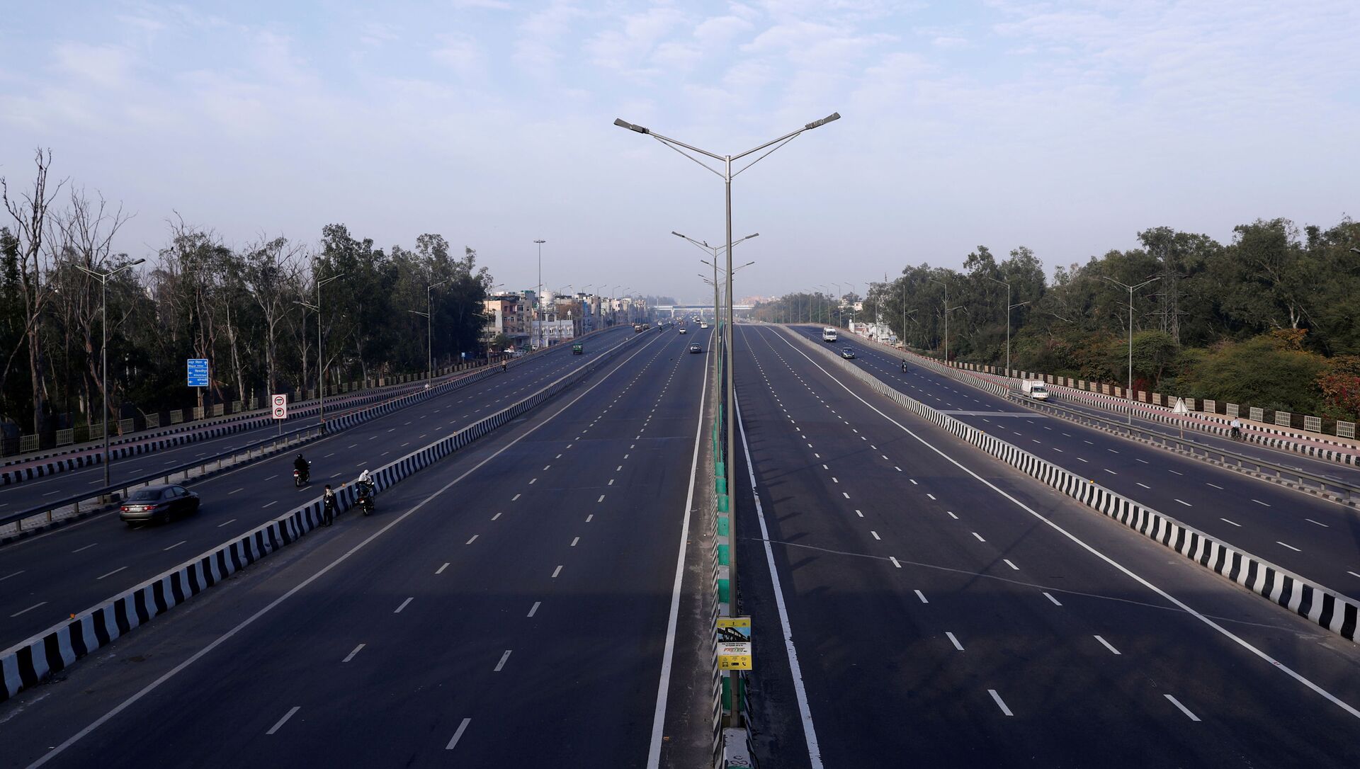 A general view shows an almost empty highway during lockdown by the authorities to limit the spreading of coronavirus disease (COVID-19), in New Delhi, India March 23, 2020. REUTERS/Adnan Abidi - Sputnik International, 1920, 28.07.2021