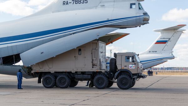 Russian servicemen load medical equipment and special disinfection vehicles into cargo planes while sending the supply to Italy, hit by the outbreak of coronavirus disease (COVID-19), at a military airdrome in Moscow region, Russia March 22, 2020. - Sputnik International
