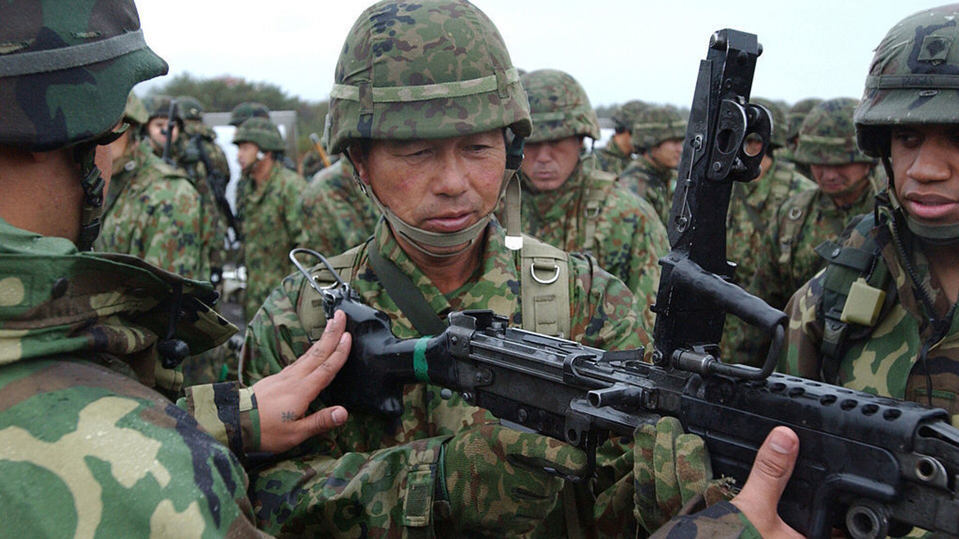 Ремилитаризация что это такое. Ремилитаризация это. Солдат с щитом. Japan.