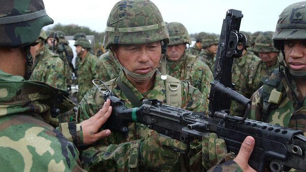 American Soldiers demonstrate the M-249 Squad Automatic Weapon to a Japanese soldier of the 39th Infantry Regiment, Japan Ground Self-Defense Force, during Exercise Orient Shield - Sputnik International