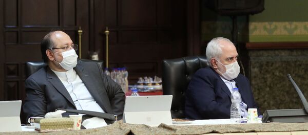Iranian Foreign Minister Javad Zarif (R) wears a face mask amid fears of coronavirus disease (COVID-19) as he attends a meeting of the Iranian government task force on the coronavirus, in Tehran, Iran, March 21, 2020. - Sputnik International