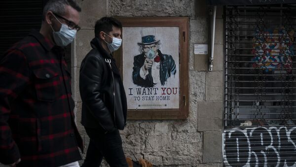 Люди на улице в Барселоне на фоне плаката художника TvBoy - Sputnik International