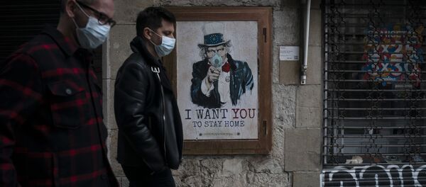 Люди на улице в Барселоне на фоне плаката художника TvBoy Люди на улице в Барселоне на фоне плаката художника TvBoy - Sputnik International