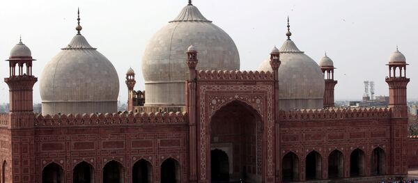 Muslims attend Friday prayer amid an outbreak of the coronavirus disease (COVID-19), at the Badshahi Mosque in Lahore, Pakistan March 20, 2020.  - Sputnik International
