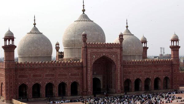 Muslims attend Friday prayer amid an outbreak of the coronavirus disease (COVID-19), at the Badshahi Mosque in Lahore, Pakistan March 20, 2020.  - Sputnik International