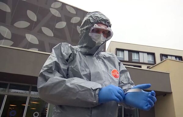 A Russian military expert in a protective suit near hospital facilities for elderly people to fight against the COVID-19 coronavirus infection in Bergamo, Italy - Sputnik International