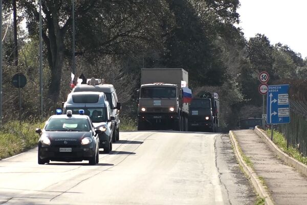 A convoy transporting Russian military experts to the city of Bergamo, Italy - Sputnik International