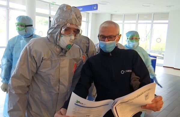In this handout video grab released by the Russian Defence Ministry, Russian military experts visit hospital facilities in Bergamo, Italy - Sputnik International