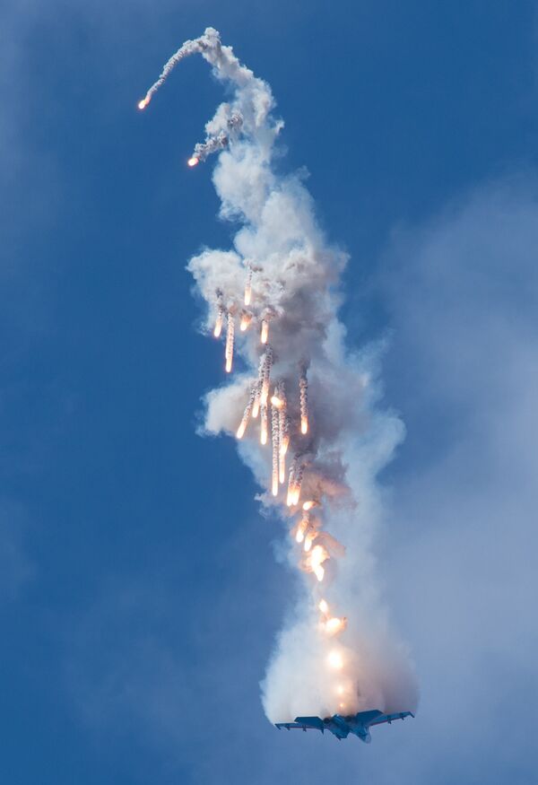 Not Just to Show Off: Russian Test Pilot Explains Challenges of Manoeuvring in Dogfights - Sputnik International