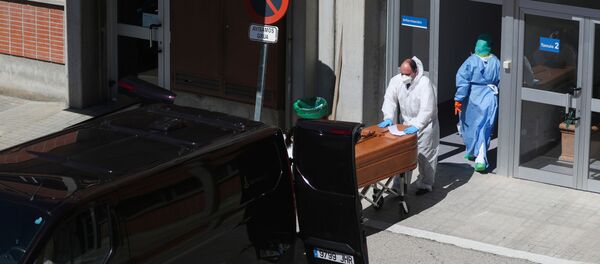 A funeral worker wearing a protective suit carries a coffin out of the morgue at Severo Ochoa Hospital, during the coronavirus disease (COVID-19) outbreak in Leganes, Spain, March 26, 2020 A funeral worker wearing a protective suit carries a coffin out of the morgue at Severo Ochoa Hospital, during the coronavirus disease (COVID-19) outbreak in Leganes, Spain, March 26, 2020 - Sputnik International