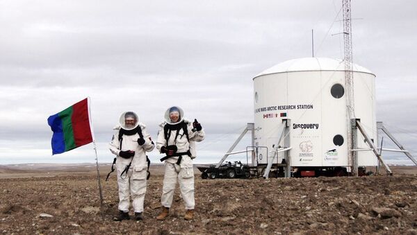 “Mars160”, Anastasia Stepanova and Jon Clarke imitating geological scouting on Mars (Arctic, Canada) - Sputnik International