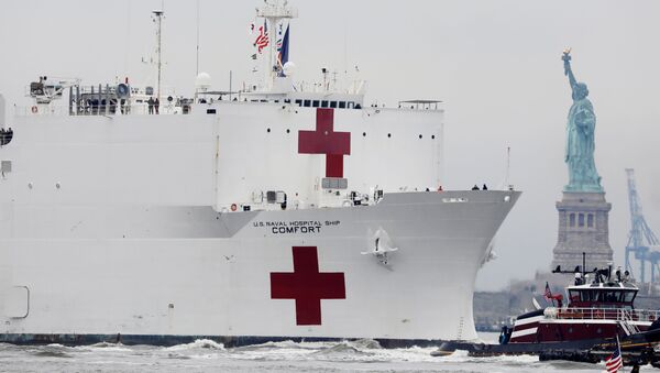  The USNS Comfort passes the Statue of Liberty as it enters New York Harbor during the outbreak of the coronavirus disease (COVID-19) in New York City, U.S., March 30, 2020 - Sputnik International
