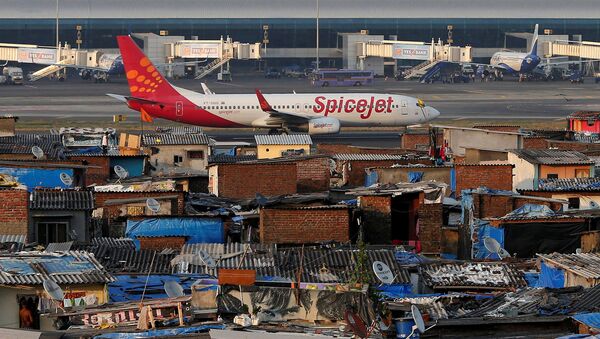 A SpiceJet passenger aircraft taxis on the runway at the airport next to a slum area in Mumbai December 19, 2014 - Sputnik International