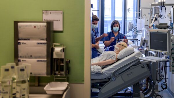 Doctors receive instructions for a respirator system at the intensive care unit of the University Medical Center Hamburg-Eppendorf in Hamburg, Germany, March 25, 2020, as the spread of the coronavirus disease (COVID-19) continues - Sputnik International