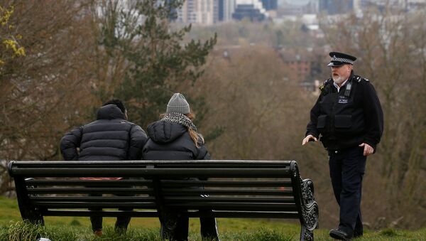 A police officer talks to people at Greenwich Park as the spread of the coronavirus disease (COVID-19) continues, London, Britain, March 31, 2020 - Sputnik International