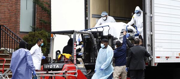 Workers load deceased person into truck trailer outside Brooklyn Hospital Center during the coronavirus disease (COVID-19) in New York Workers load deceased person into truck trailer outside Brooklyn Hospital Center during the coronavirus disease (COVID-19) in New York - Sputnik International