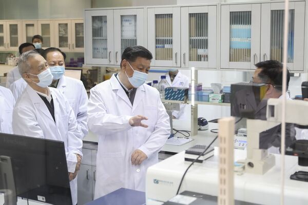 Chinese President Xi Jinping, centre, wearing a protective face mask, talks to a medical staff member during his visit to the Academy of Military Medical Sciences in Beijing, Monday, March 2, 2020.  - Sputnik International