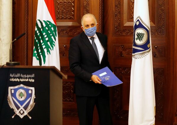 Lebanon's Interior Minister, Mohammad Fahmi wears a protective mask as he arrives for a news conference, after Lebanese Prime Minister, Hassan Diab asked the security forces on Saturday to enforce stricter measures to keep people indoors and prevent gatherings to curb the coronavirus disease (COVID-19) outbreak, in Beirut, Lebanon March 22, 2020.  - Sputnik International