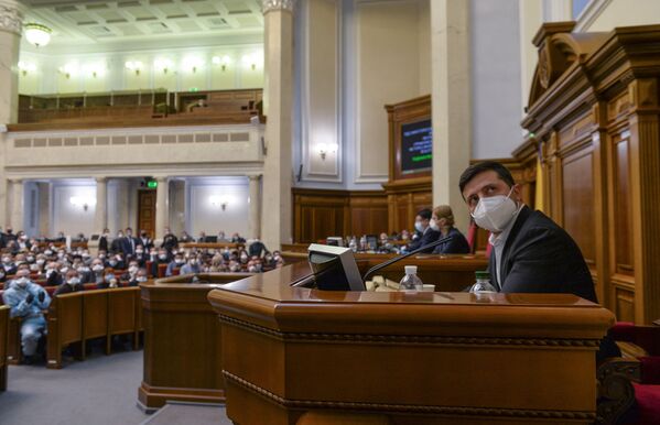 Ukrainian President Volodymyr Zelensky, wearing a protective mask used as a preventive measure against coronavirus disease (COVID-19), attends an emergency session of parliament in Kiev, Ukraine March 30, 2020.  - Sputnik International