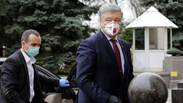 Ukraine's former president, leader of the European Solidarity party, Petro Poroshenko, wears a protective face mask as he arrives for an urgent session in parliament in Kiev - Sputnik International