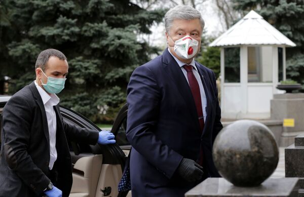 Ukraine's former president, leader of the European Solidarity party, Petro Poroshenko, wears a protective face mask as he arrives for an urgent session in parliament in Kiev - Sputnik International