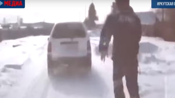 Police office in Irkutsk region chases after moving vehicle on foot. - Sputnik International