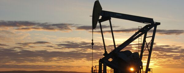 This Nov. 6, 2013 file photo shows a Whiting Petroleum Co. pump jack pulls crude oil from the Bakken region of the Northern Plains near Bainville, Mont. - Sputnik International