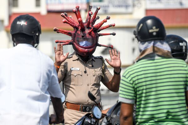 Police inspector Rajesh Babu (C) wearing a coronavirus-themed helmet speaks to motorists at a checkpoint during a government-imposed nationwide lockdown as a preventive measure against the COVID-19 coronavirus in Chennai on March 28, 2020 - Sputnik International