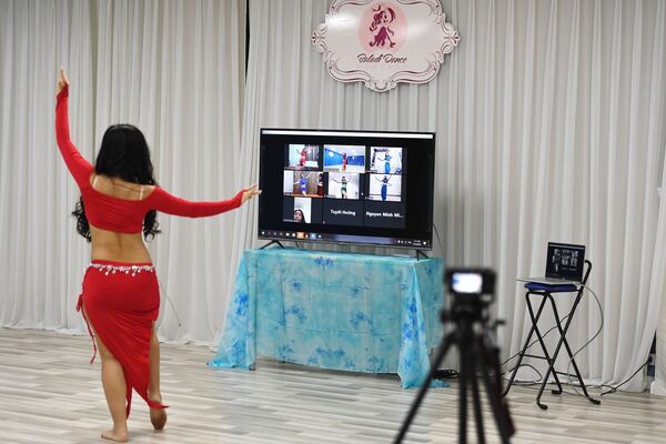Vietnamese belly dancing instructor Than Ngoc Ha Van holds a class for her students through a live video app on her laptop amid concerns of the spread of the COVID-19 coronavirus in Hanoi on March 27, 2020 - Sputnik International
