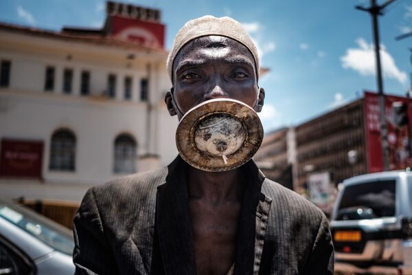 A man wearing an alternative mask poses for a photograph in Kampala, on April 1, 2020 - Sputnik International