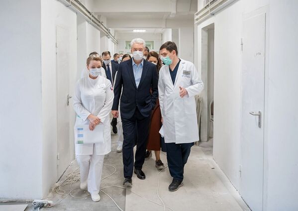 Moscow mayor Sergei Sobyanin visit a treatment block in one's of the capital's hospitals - Sputnik International