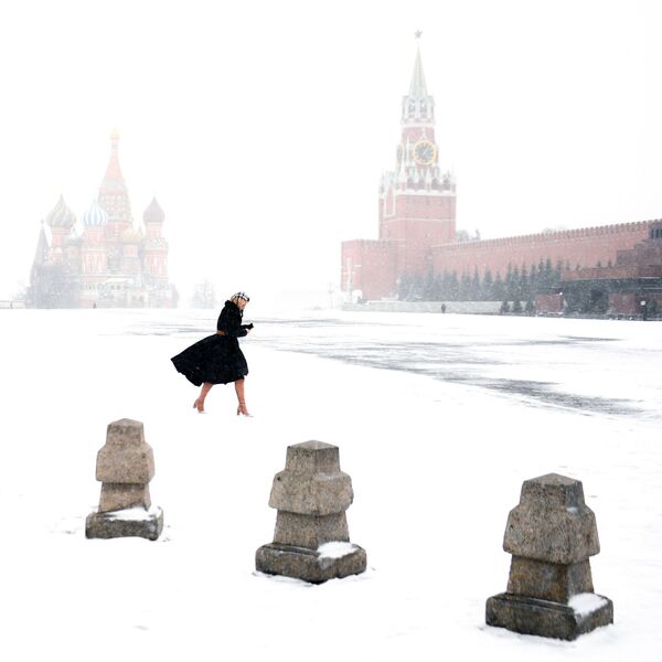 A young woman on Red Square in Moscow - Sputnik International