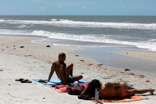 People spend time at the beach despite a Pinellas County beach closure due to coronavirus disease (COVID-19) restrictions in Treasure Island, Florida, US April 1, 2020 - Sputnik International