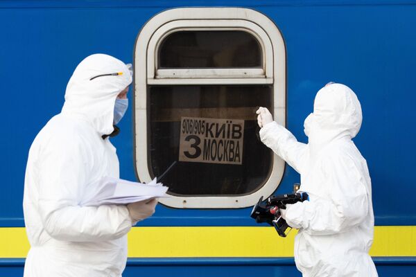 Medical specialists checking a train that arrived from Moscow to Kiev - Sputnik International