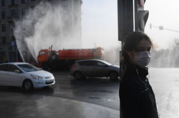 A young woman wearing a mask in the centre of Moscow - Sputnik International