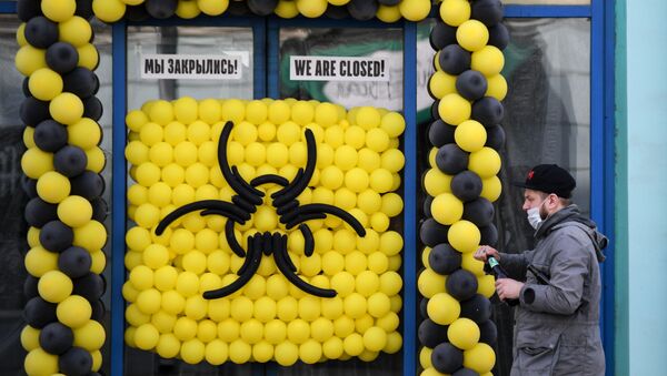  A man in a protective mask walks past a cafe in Moscow, closed due to the limited spread of coronavirus infection - Sputnik International