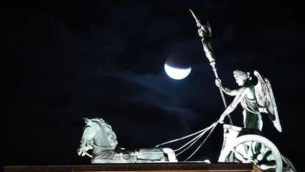 The moon is seen above the quadriga atop the Brandenburg Gate, Berlin's landmark - Sputnik International