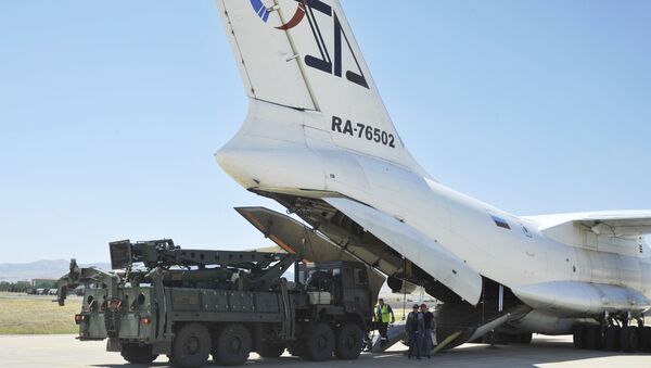 Military officials work around a Russian transport aircraft, carrying parts of the S-400 air defense systems, after it landed at Murted military airport outside Ankara, Turkey, Tuesday, Aug. 27, 2019. - Sputnik International