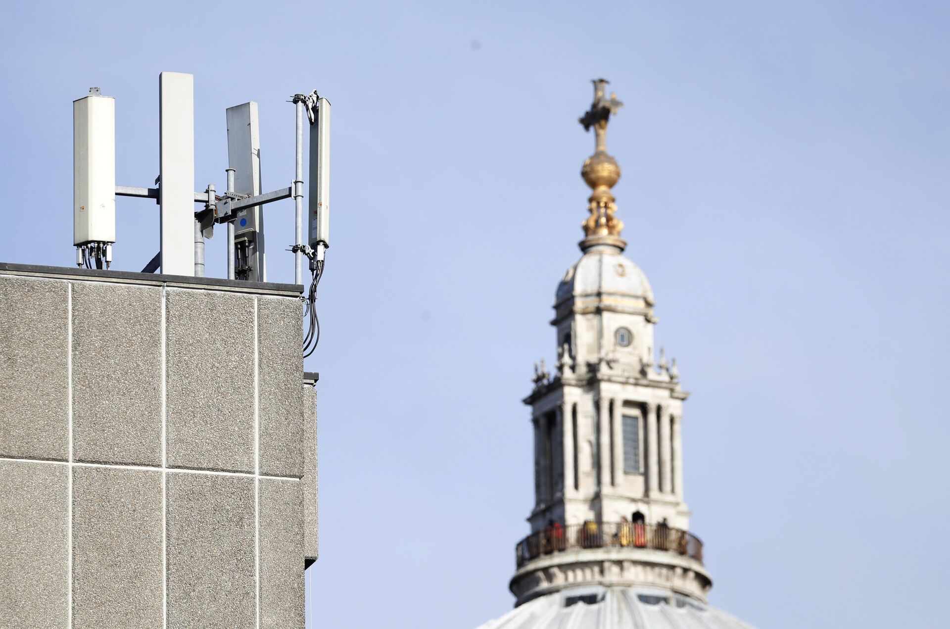 Mobile network phone masts are visible in front of St Paul's Cathedral in the City of London, Tuesday, Jan. 28, 2020. - Sputnik International, 1920, 25.09.2021