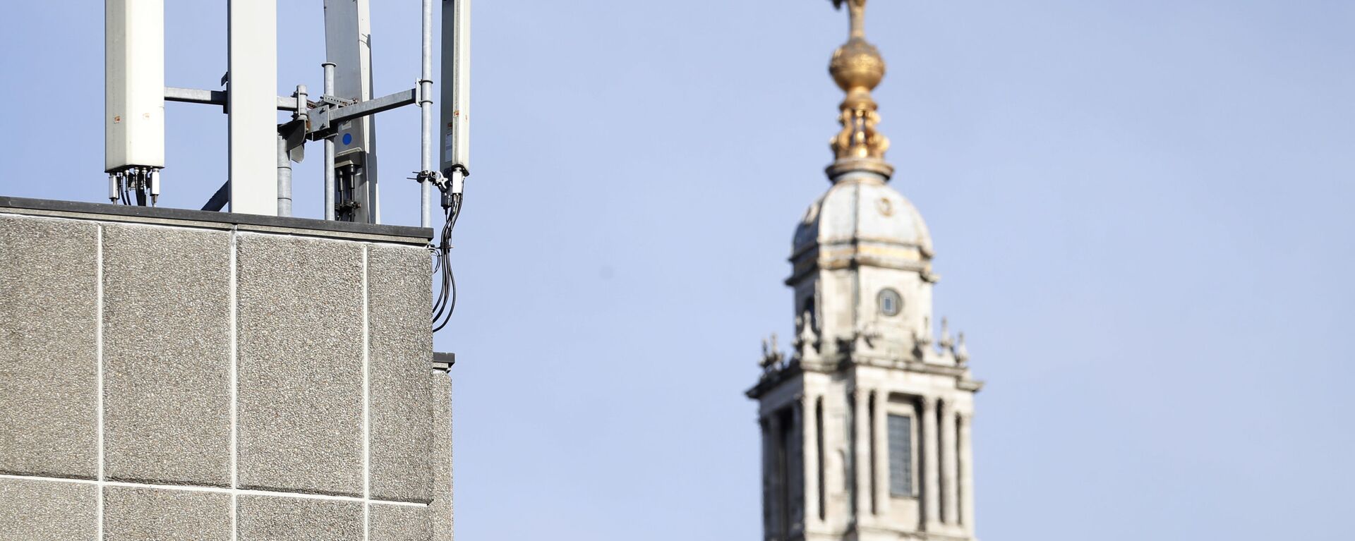 Mobile network phone masts are visible in front of St Paul's Cathedral in the City of London, Tuesday, Jan. 28, 2020. - Sputnik International, 1920, 01.07.2020