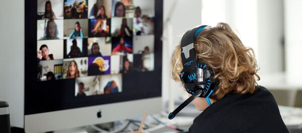 A student takes online classes at home using the Zoom APP - Sputnik International