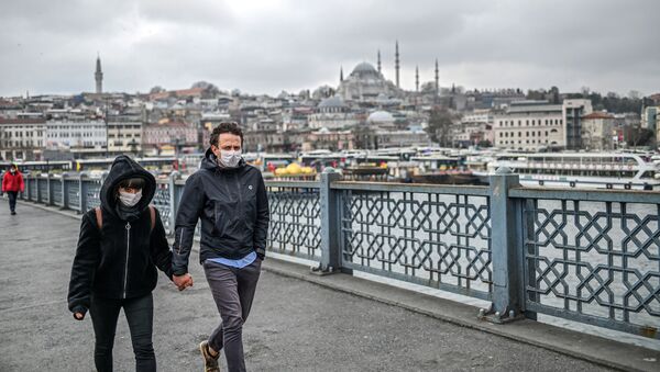 Пара в масках на улице Стамбула, Турция - Sputnik International
