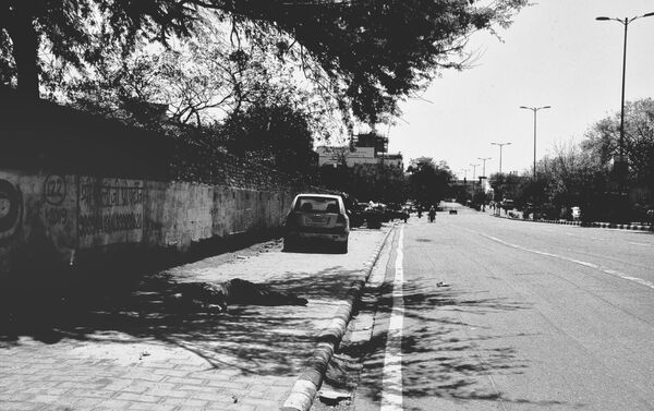 Delhi's roads, infamous for having a heavy traffic, today look deserted. - Sputnik International