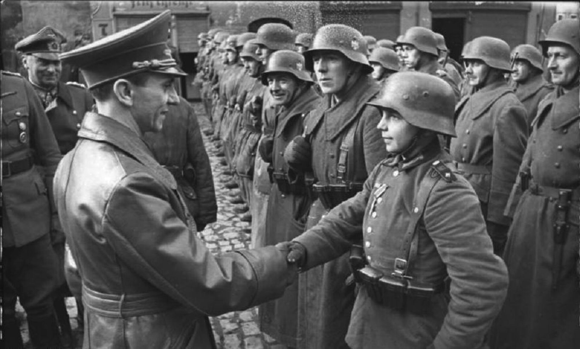 9 March 1945: Goebbels awards a 16-year-old Hitler Youth, Willi Hübner, the Iron Cross for the defence of Lauban - Sputnik International, 1920, 12.04.2022